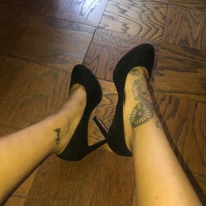 Black Velvet Pumps